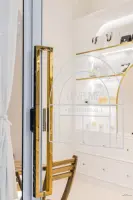 골드 포인트가 빛나는 LUVFUME 매장 입구